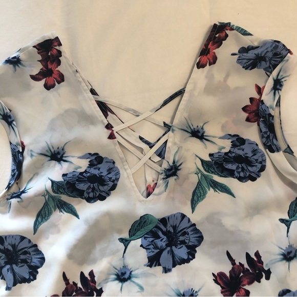 Dynamite floral sleeveless blouse. Size XS. - Picture 5 of 7